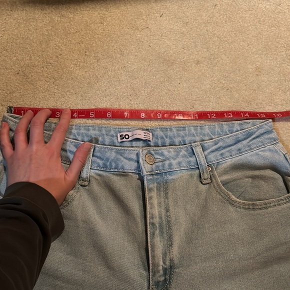 • cargo wide leg light wash jeans with low pockets • - Picture 5 of 8